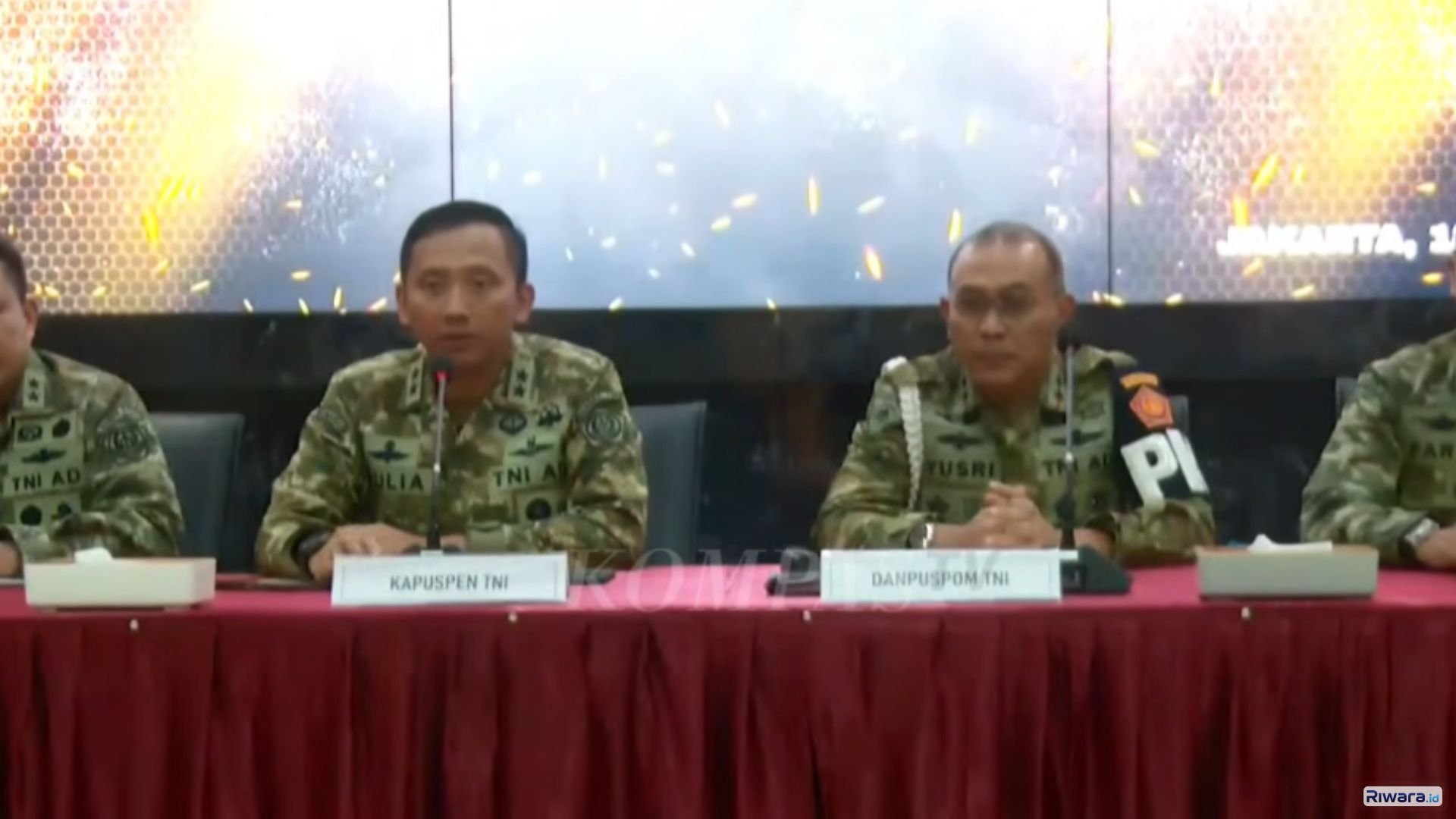 Petugas Puspom TNI memberikan keterangan pers terkait penanganan kasus dugaan penyiraman air keras terhadap aktivis KontraS di Mabes TNI, Jakarta, Rabu (18/3/2026).